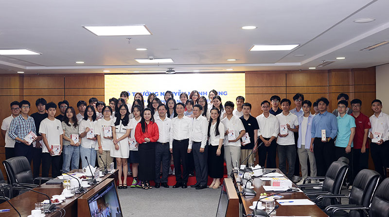 Minister of Information and Communications Nguyen Manh Hung took a photo with children of officials and employees of the Post Office Corporation. My Le's photo