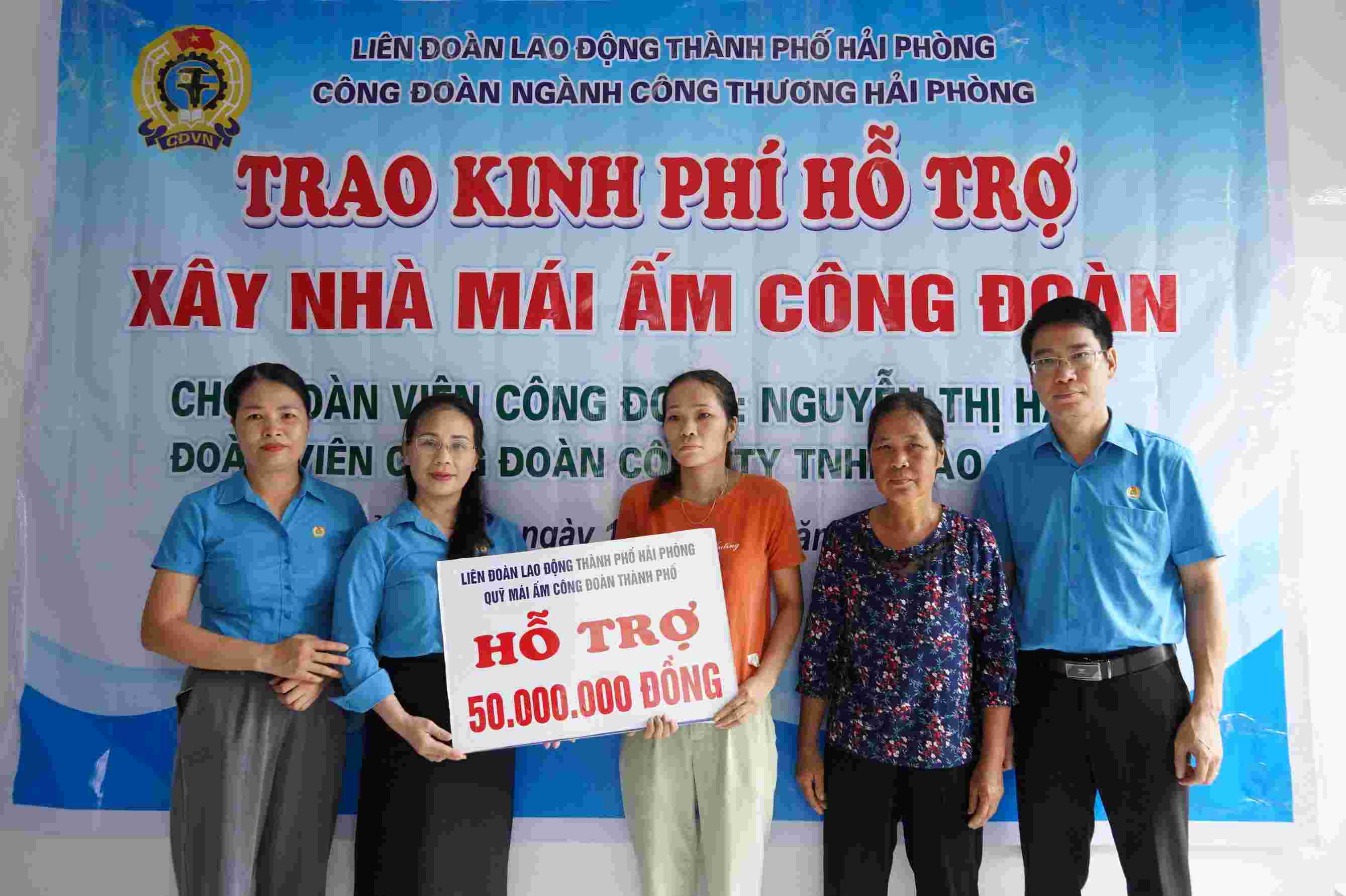 Đại diện lãnh đạo Liên đoàn Lao động TP.Hải Phòng trao kinh phí hỗ trợ cho chị Nguyễn Thị Hảo. Ảnh: Mai Dung