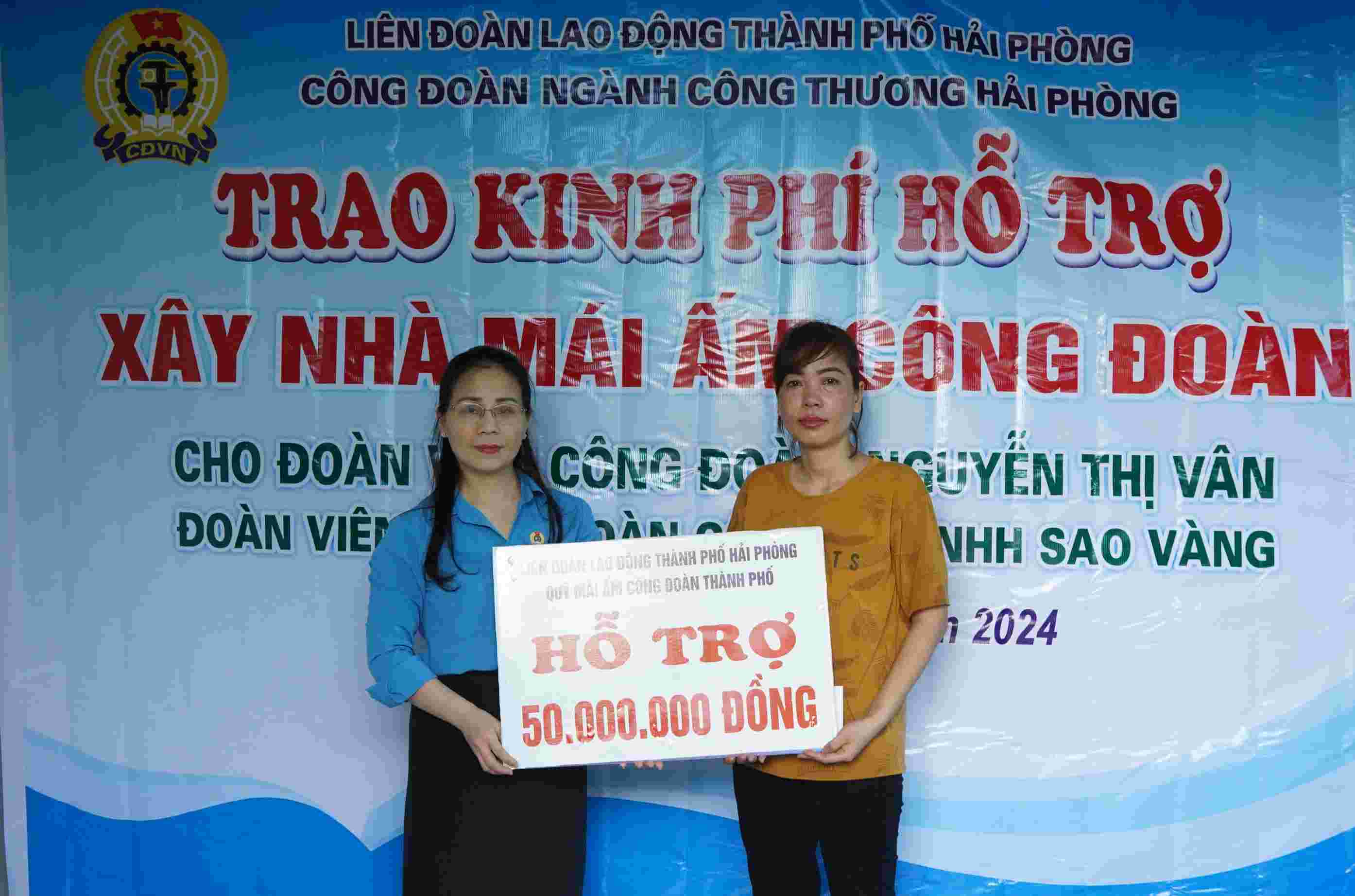 Đại diện lãnh đạo Liên đoàn Lao động TP.Hải Phòng trao kinh phí hỗ trợ cho chị Nguyễn Thị Vân. Ảnh: Mai Dung