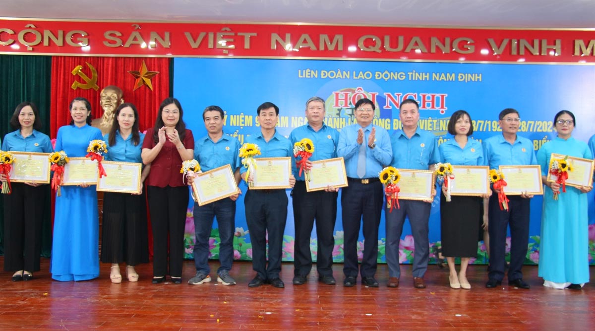 LĐLĐ tỉnh Nam Định tổ chức hội nghị biểu dương Chủ tịch CĐCS và Trưởng ban Nữ công CĐCS tiêu biểu. Ảnh: Lương Hà