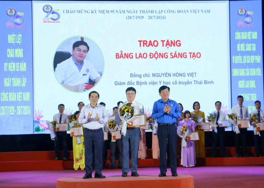 Mr. Nguyen Xuan Hung - Vice Chairman of the Vietnam General Confederation of Labor and Mr. Nguyen Tien Thanh - Permanent Deputy Secretary of the Thai Binh Provincial Party Committee awarded the Creative Labor Certificate from the Vietnam General Confederation of Labor and gave flowers to congratulate