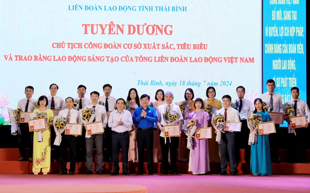 Phó Chủ tịch Tổng Liên đoàn Lao động Việt Nam Nguyễn Xuân Hùng và Phó Bí thư Thường trực Tỉnh ủy Thái Bình Nguyễn Tiến Thành trao Bằng Lao động sáng tạo của Tổng Liên đoàn Lao động Việt Nam cho 19 cá nhân. Ảnh: Nam Hồng