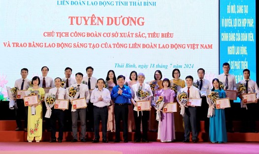 Phó Chủ tịch Tổng Liên đoàn Lao động Việt Nam Nguyễn Xuân Hùng và Phó Bí thư Thường trực Tỉnh ủy Thái Bình Nguyễn Tiến Thành trao Bằng Lao động sáng tạo của Tổng Liên đoàn Lao động Việt Nam cho 19 cá nhân. Ảnh: Nam Hồng