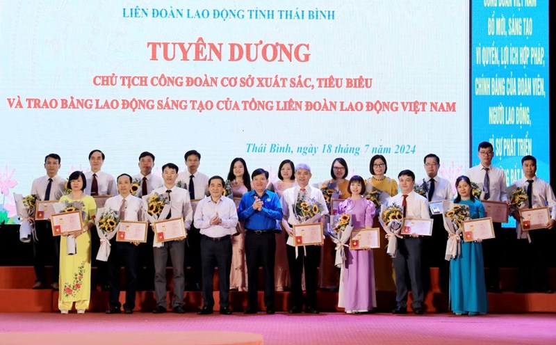 Phó Chủ tịch Tổng Liên đoàn Lao động Việt Nam Nguyễn Xuân Hùng và Phó Bí thư Thường trực Tỉnh ủy Thái Bình Nguyễn Tiến Thành trao Bằng Lao động sáng tạo của Tổng Liên đoàn Lao động Việt Nam cho 19 cá nhân. Ảnh: Nam Hồng