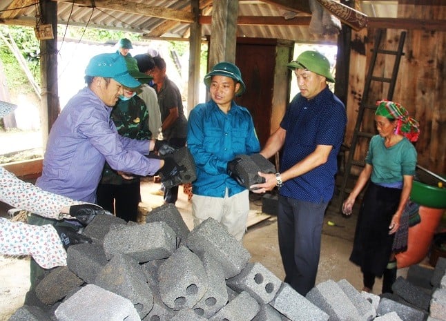 Ngoài hỗ trợ bằng tiền, các địa phương còn huy động lực lượng hỗ trợ công lao động để giúp hộ nghèo làm nhà ở. Ảnh: Bảo Nguyên