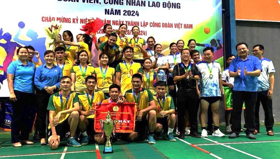 The Quang Nam workers' steam volleyball tournament is an exciting activity to celebrate the 95th anniversary of the establishment of the Vietnam Trade Union. Diem Le's photo