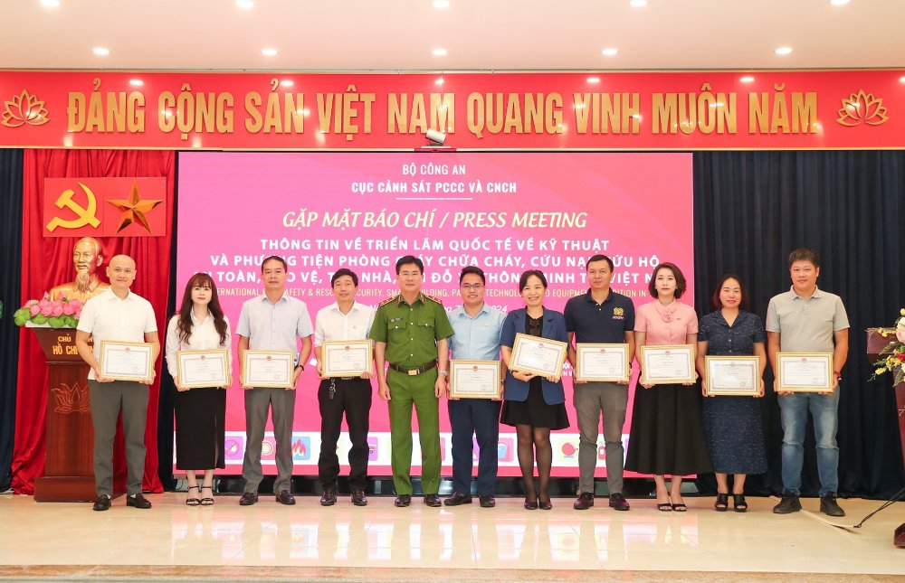 Lieutenant General Nguyen Tuan Anh - Director of the Fire Prevention and Rescue Police Department awarded Certificates of Merit to groups and individuals with outstanding achievements in propaganda and dissemination of laws, knowledge and skills on fire prevention and rescue. Photo: Nam Nguyen