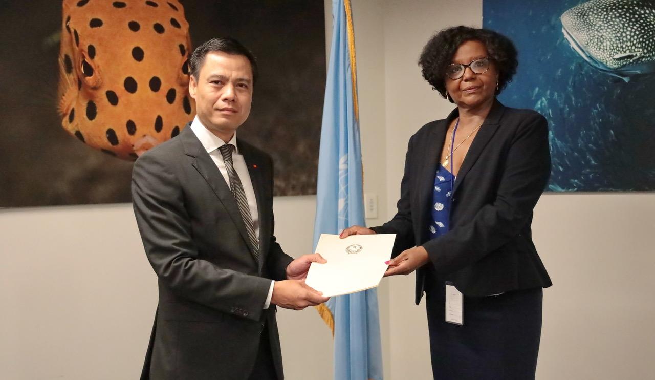 Đại sứ Đặng Hoàng Giang nộp Hồ sơ đệ trình Ranh giới thềm lục địa mở rộng ngoài 200 hải lý của Việt Nam ở Khu vực Giữa Biển Đông lên Ủy ban Ranh giới Thềm lục địa Liên Hợp Quốc. Ảnh: Bộ Ngoại giao