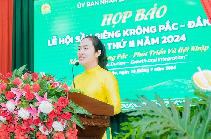 Lãnh đạo UBND huyện Krông Pắk thông tin trong buổi họp báo. Ảnh: Bảo Trung