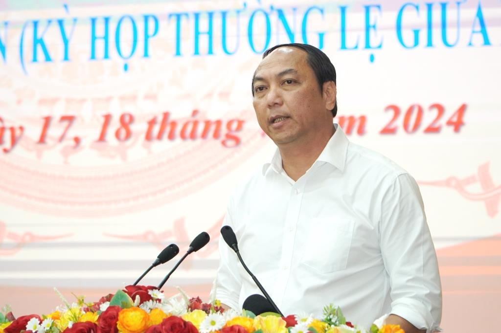 Chủ tịch UBND tỉnh Kiên Giang Lâm Minh Thành thông tin về xử lý đất đai, trật tự xây xựng tại kỳ họp Hội đồng nhân dân. Ảnh: Nguyên Anh