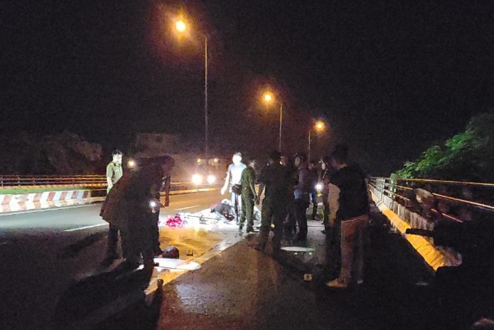 Authorities examine and investigate the accident on the IC3 overpass in Can Tho. Photo: Thanh Liem