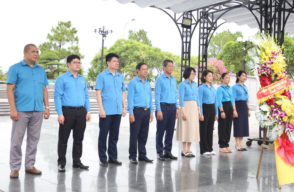 The delegation of the Vietnam General Confederation of Labor offered flowers at the National Martyrs Cemetery on Road 9. Photo: Hung Tho.