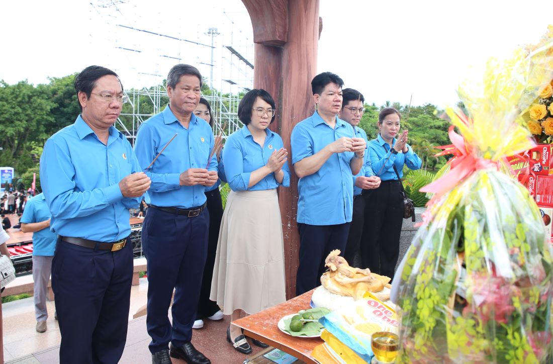 La delegation de la Confederation generale du Vietnam du travail consacre de l'encens a la gratitude aux martyrs heroïques de Quang tri Citadel. Photo: Hung tho.