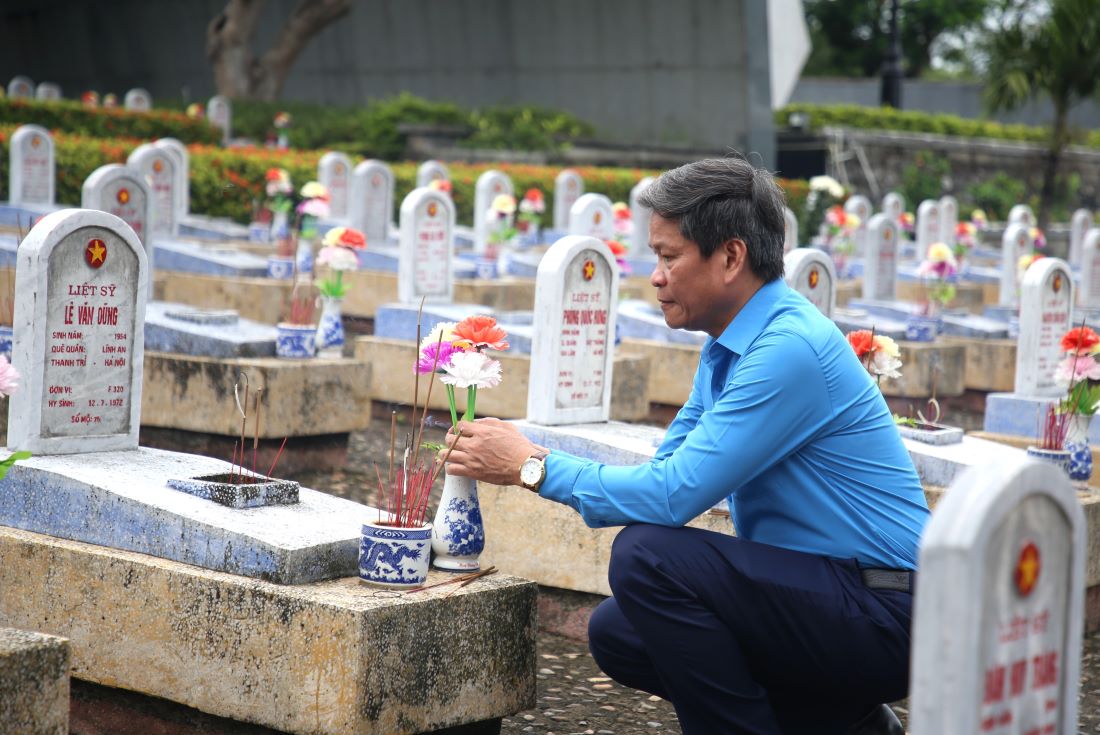 Ông Huỳnh Thanh Xuân, Phó Chủ tịch Tổng LĐLĐVN dâng hương lên phần mộ liệt sĩ. Ảnh: Hưng Thơ.