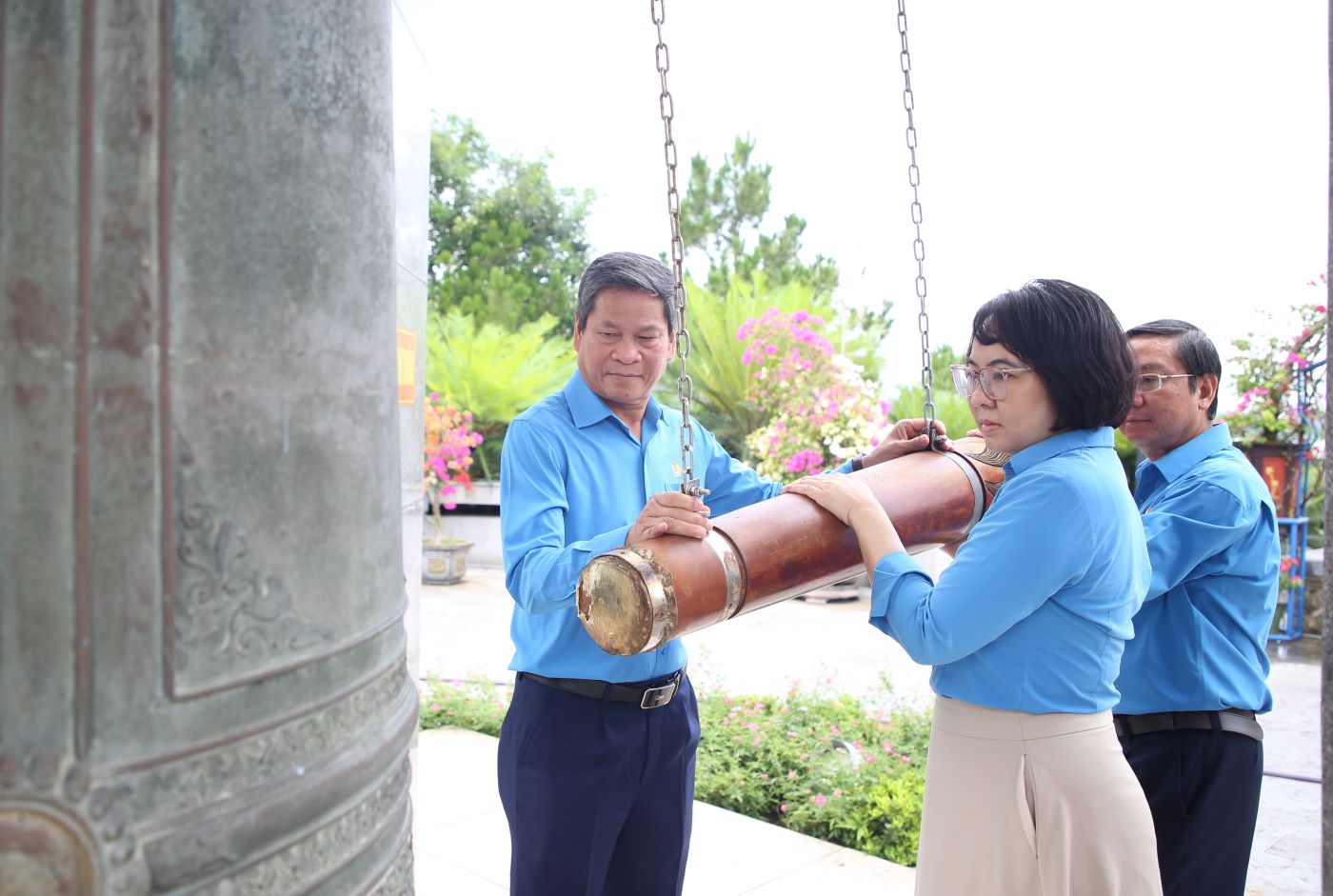 The delegation of the Vietnam General Confederation of Labor rings the bell at the National Martyrs Cemetery, Road 9. Photo: Hung Tho.