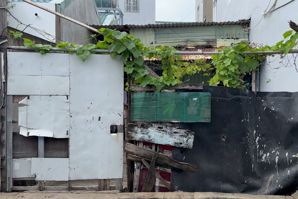 The house where Ms. Phuong's family lives is built from bamboo walls, temporarily covered with corrugated iron sheets. Photo: Thanh An