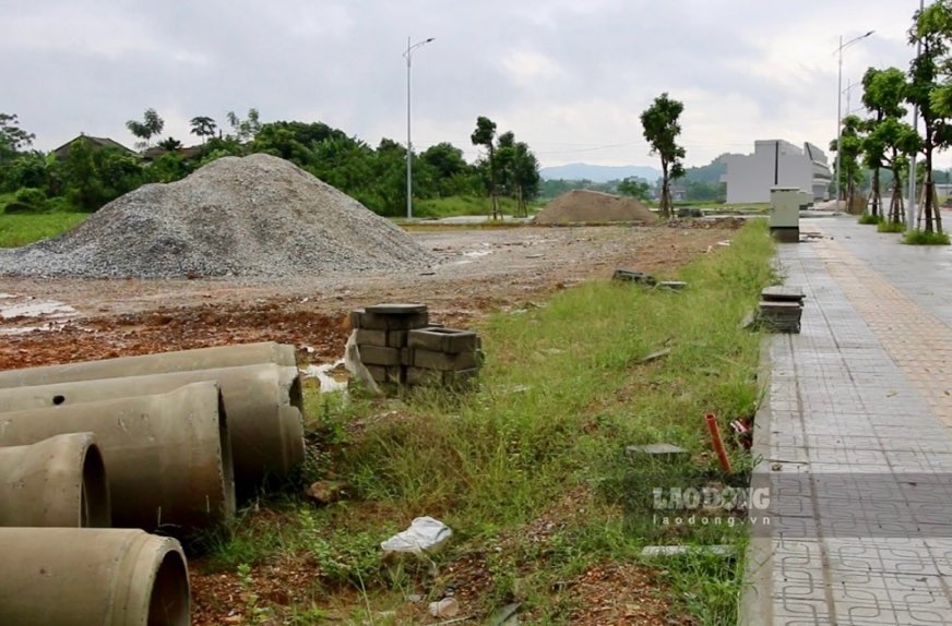 On July 19, as noted by the reporter, inside the Hoang Nong Lakeside project was still unfinished, strewn with soil, rocks, construction materials, and many items waiting to be completed.