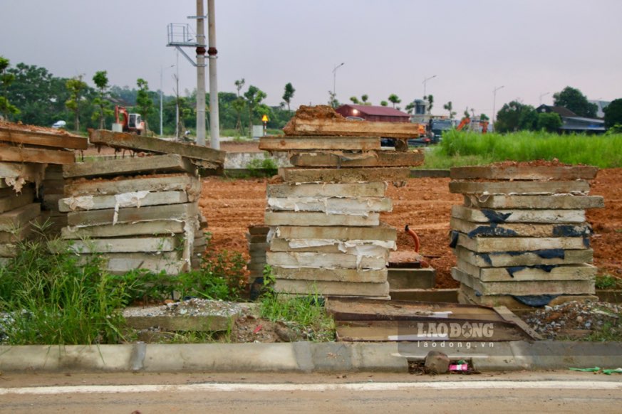 Điểm dân cư số 1 Hoàng Nông chậm tiến độ, bên trong dang dở, ngổn ngang. Ảnh: Việt Bắc.