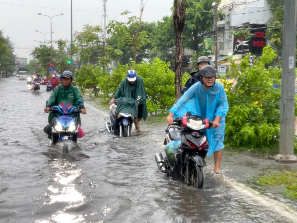 Mưa lớn gây ngập các tuyến đường ở TP Rạch Giá ngày 11.7 vừa qua. Ảnh: Nguyên Anh