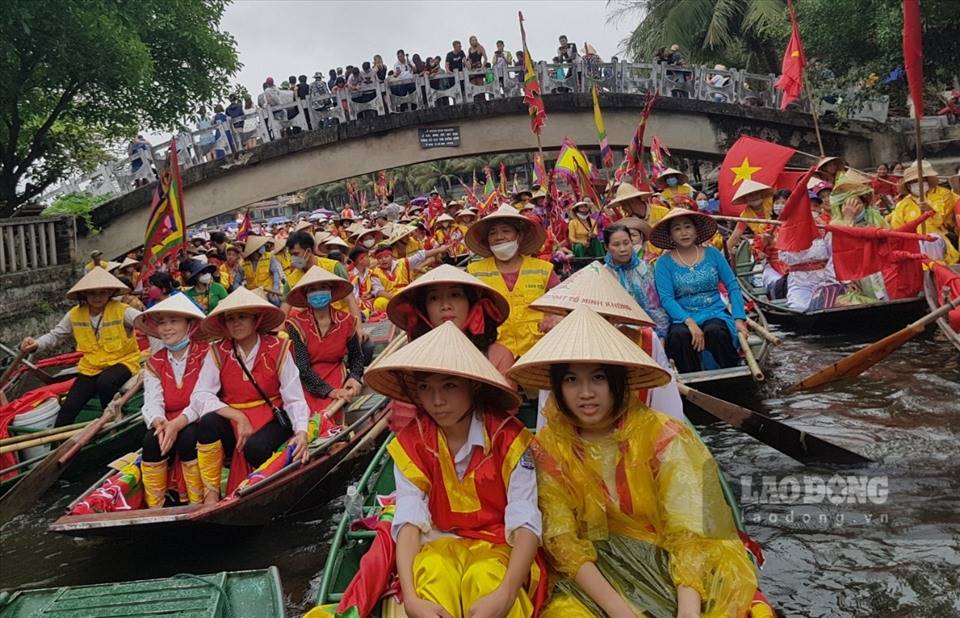 Thousands of tourists "brave the rain" to Tam Coc - Bich Dong tourist area (Ninh Binh). Photo: Nguyen Truong