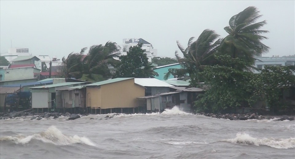 Duong Dong River estuary, Phu Quoc City, Kien Giang has big waves in the rainy season of 2022. Photo: Hoang Dung