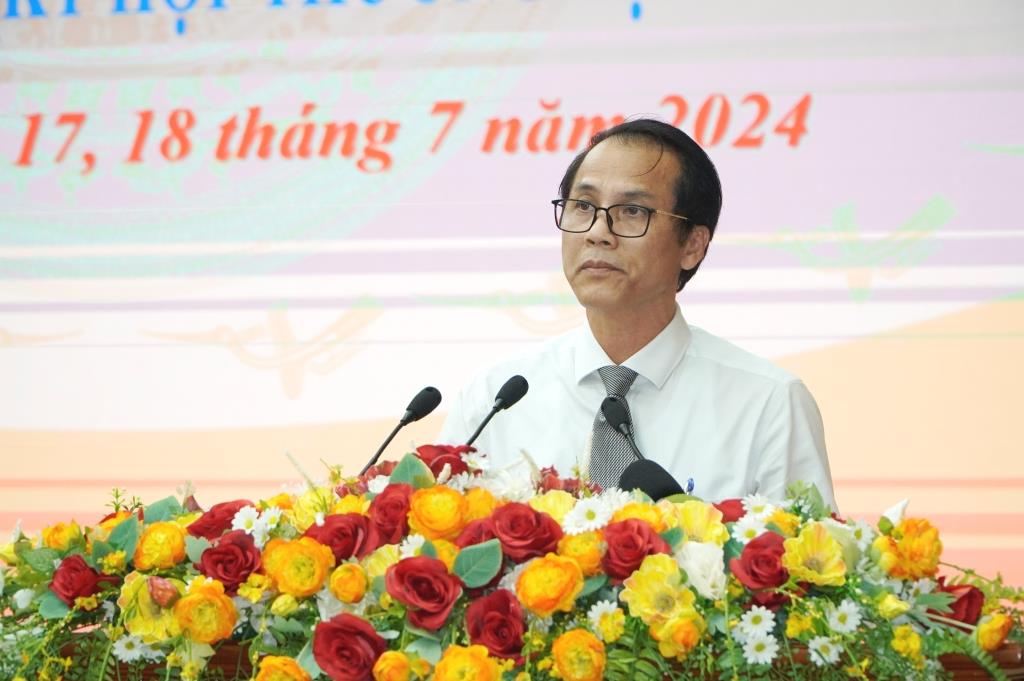 Giám đốc Sở Y tế Kiên Giang Hồ Văn Dũng trả lời chất vấn vấn đề thiếu thuốc, vật tư y tế. Ảnh: Nguyên Anh