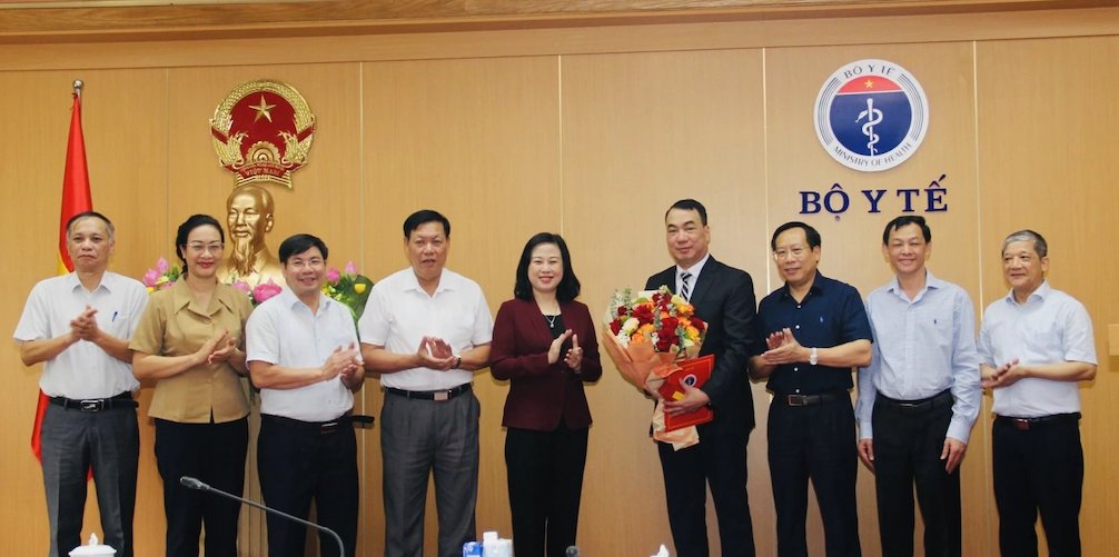 Lãnh đạo Bộ Y tế chúc mừng TS Nguyễn Ngô Quang được bổ nhiệm chức vụ Cục trưởng Cục Khoa học công nghệ và đào tạo. Ảnh: Trần Minh/Bộ Y tế
