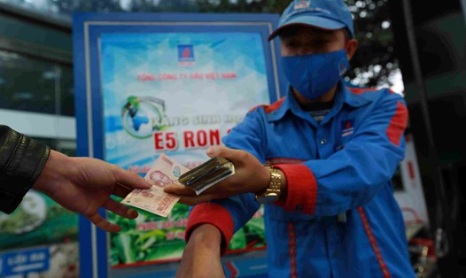 Giá xăng dầu được điều chỉnh từ chiều nay. Ảnh: Hải Nguyễn