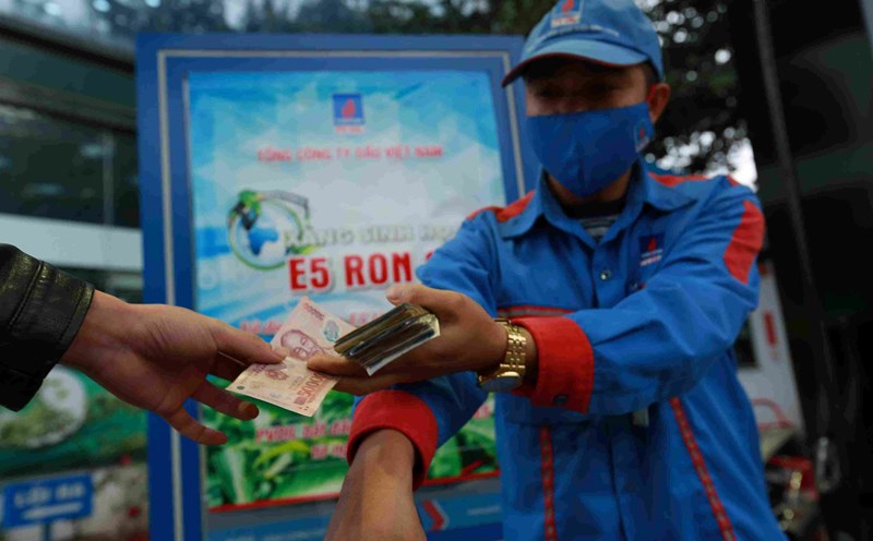 Giá xăng dầu được điều chỉnh từ chiều nay. Ảnh: Hải Nguyễn