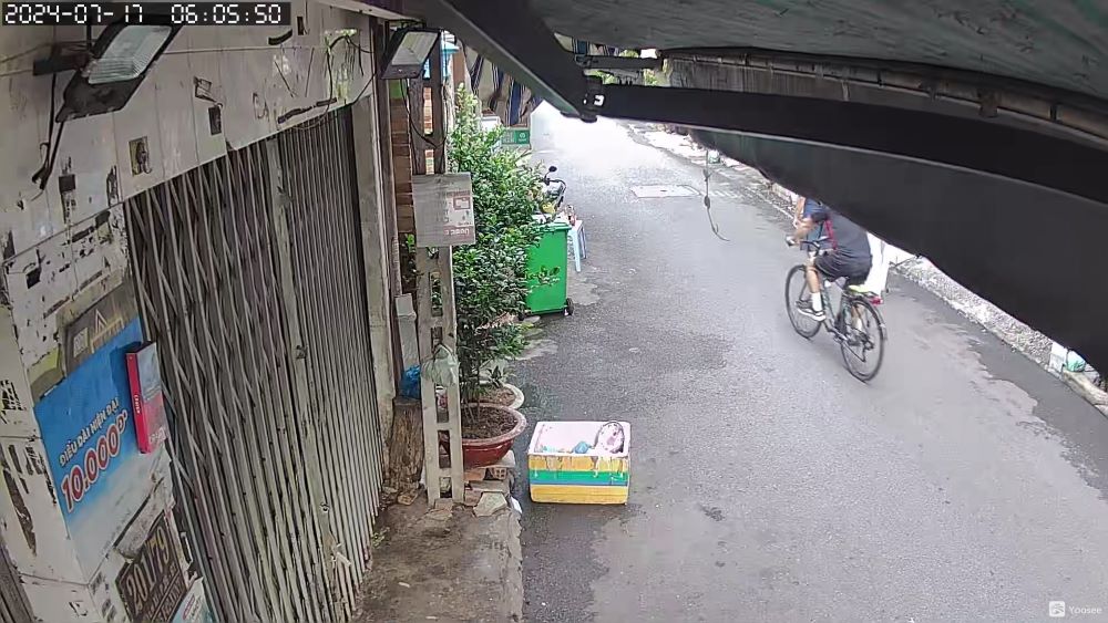 Camera nhà dân ghi nhận cảnh ông Nguyễn Văn Sinh đạp xe đi tập thể dục, nhưng sau đó không quay về. Ảnh: Gia đình cung cấp.