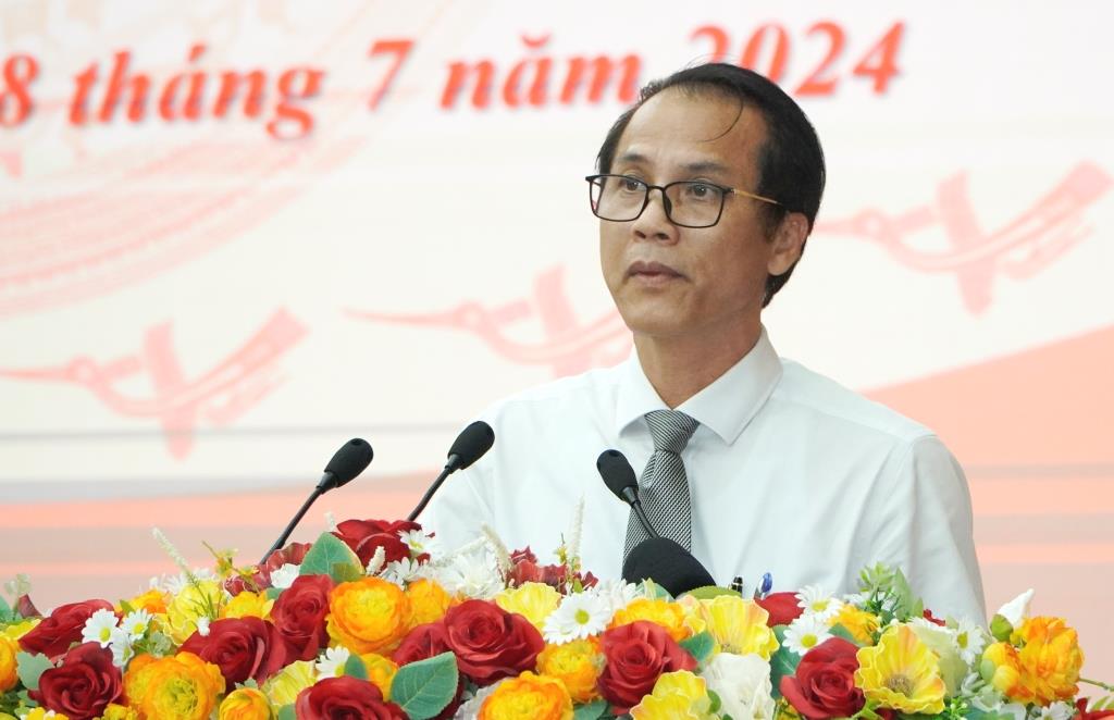 Director of Kien Giang Department of Health Ho Van Dung answered questions. Photo: Nguyen Anh