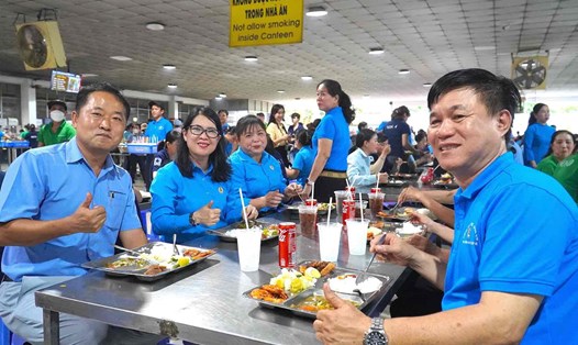 Ban giám đốc Công ty TNHH Changshin Việt Nam, công đoàn cơ sở và lãnh đạo LĐLĐ tỉnh Đồng Nai ăn bữa cơm công đoàn cùng công nhân. Ảnh: HAC