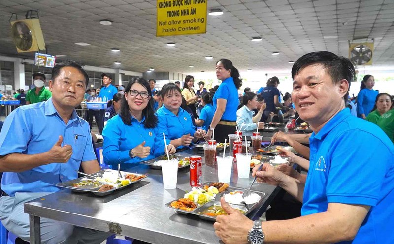 Ban giám đốc Công ty TNHH Changshin Việt Nam, công đoàn cơ sở và lãnh đạo LĐLĐ tỉnh Đồng Nai ăn bữa cơm công đoàn cùng công nhân. Ảnh: HAC