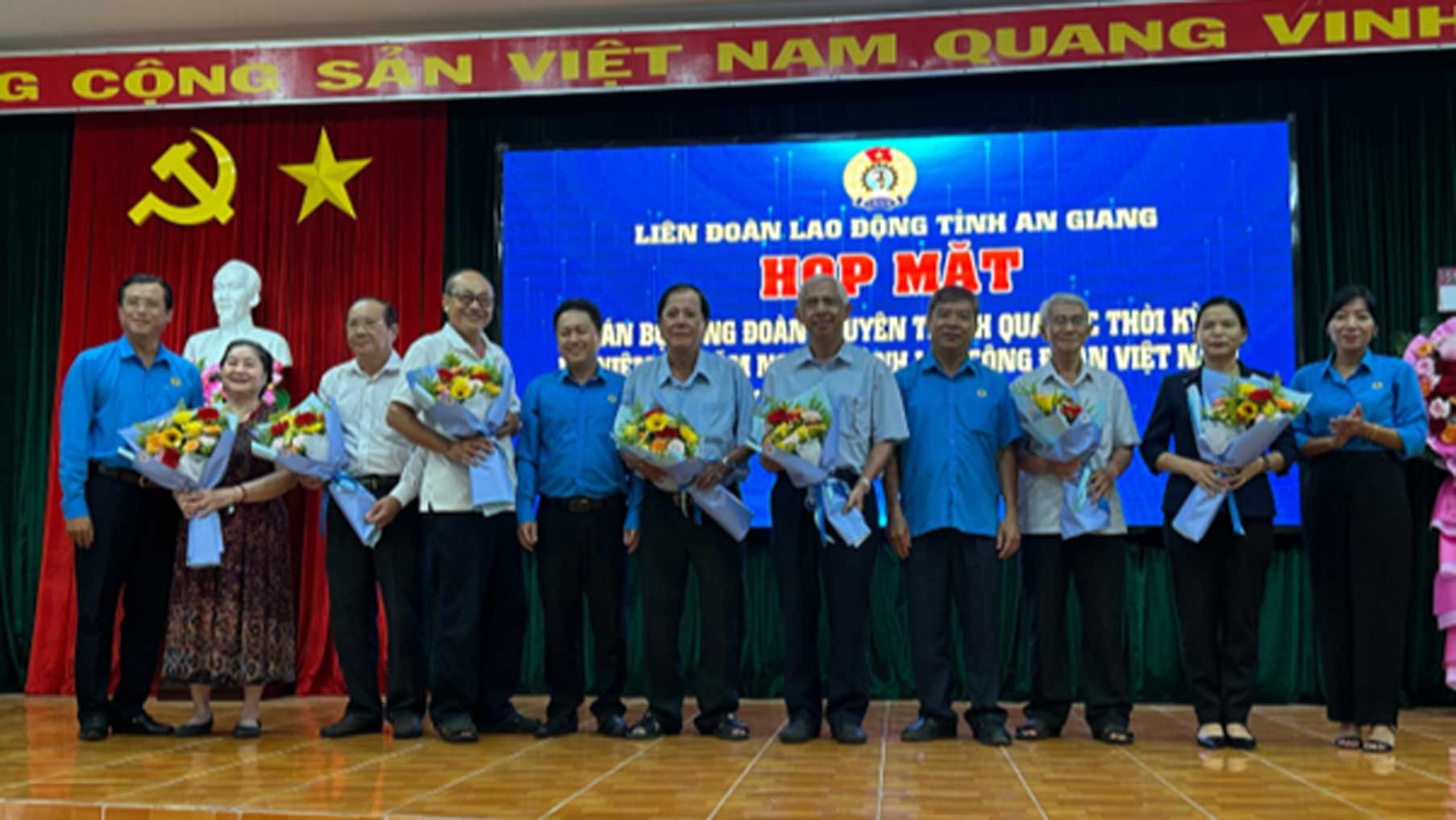 The leaders of the Provincial Confederation of Labor presented flowers to congratulate and acknowledge the contributions of former leaders of the Provincial Confederation of Labor and former leaders of the Provincial Confederation of Labor who have transferred jobs. Photo: Cam Tu