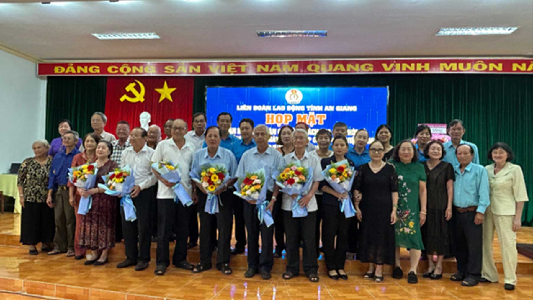 Former leaders of the Provincial Confederation of Labor, leaders and union officials of the Provincial Confederation of Labor took souvenir photos. Photo: Cam Tu