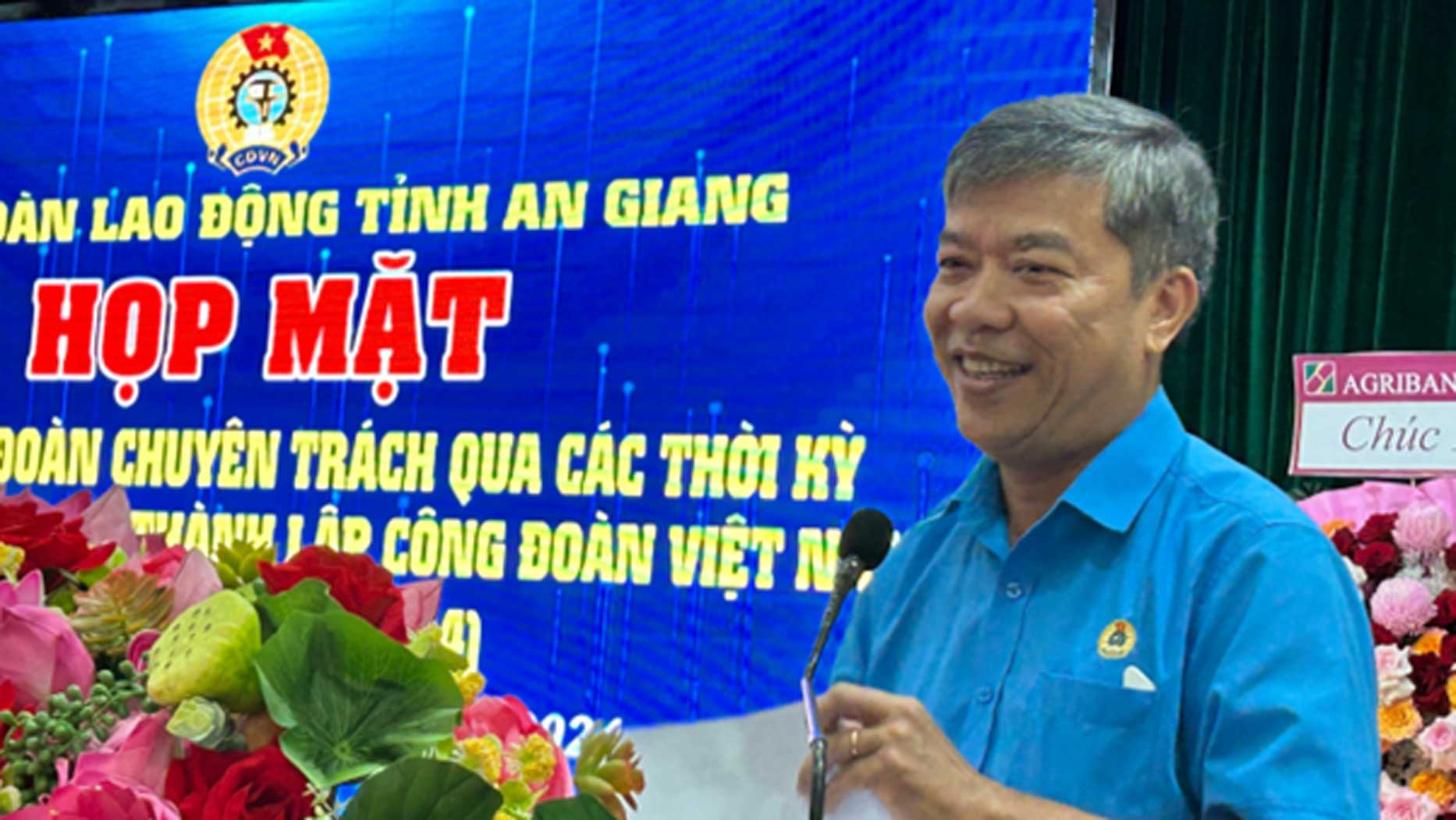 Vice Chairman of the Confederation of Labor of An Giang province Nguyen Huu Giang read the congratulatory letter from Chairman of the General Confederation of Labor of Vietnam Nguyen Dinh Khang. Photo: Cam Tu