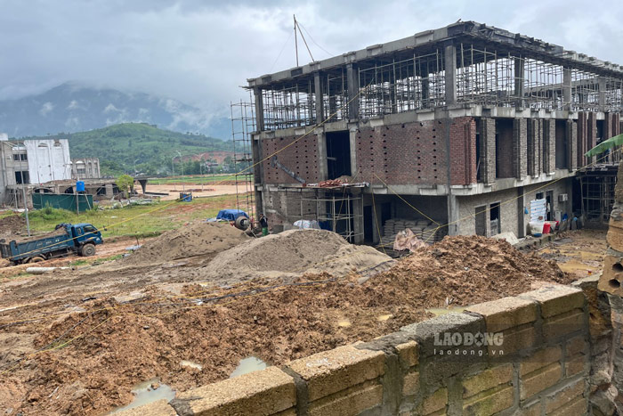 Present at the construction site in mid-July, according to the reporter, some buildings were under unfinished construction. Due to rainy and windy weather, construction took place slowly.