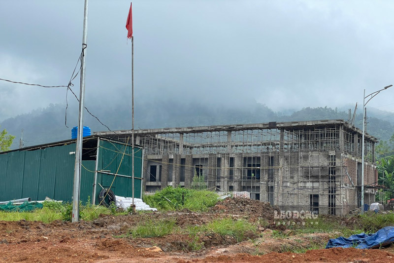 The investor's representative is the Construction Investment Project Management Board of Van Ban district. Construction will begin in early 2022 and must be put into operation in September 2024. The construction unit is Phuc Binh Company Limited.