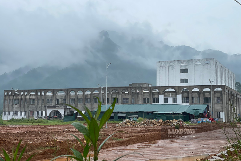 The project includes the following items: The main block has a construction area of ​​5,460 m2 with 5 floors (1st floor: Emergency department, medical examination, testing, imaging diagnosis, obstetrics; 2nd floor: Surgery and recovery department). positive health, surgery, pharmacy, administration; 3rd floor: Internal Medicine and Pediatrics Department; 4th floor: Interdisciplinary Medicine; 5th floor: Physical Therapy - Traditional Medicine - Rehabilitation Department power); anti-infection building block (construction area 583 m2); nutrition house (553 m2); Department of Infectious Diseases (650 m2); 3-in-1 facility (245 m2); large house (180 m2); auxiliary and exterior items; fire prevention and fighting system.