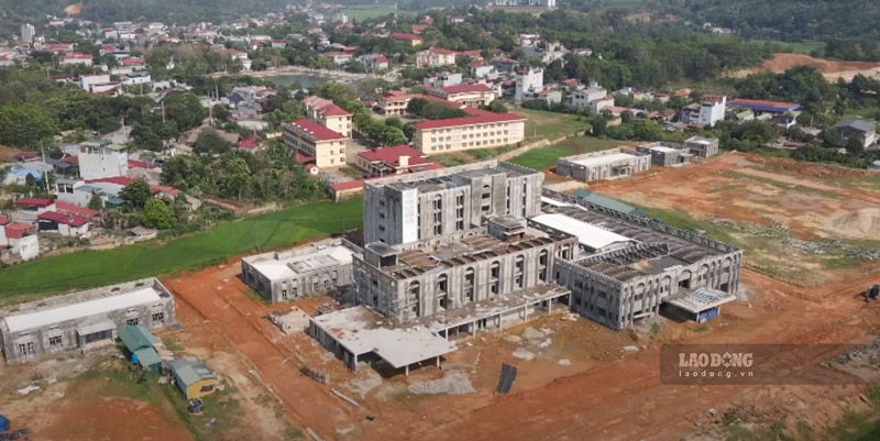 Van Ban District General Hospital was invested in new construction with the purpose of ensuring medical examination and treatment conditions for over 90,000 people in the district and surrounding areas; become a strategic hospital in disease prevention and control; in accordance with the position, functions, tasks, and organization of Grade II General Hospital according to regulations of the Ministry of Health and the general development roadmap of the province's health sector until 2025.