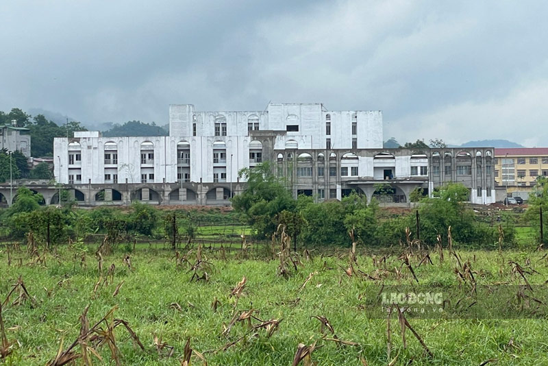 The Van Ban District General Hospital project has a total investment of 200 billion VND from the central budget support (185 billion VND) and the district budget (15 billion VND) with the People's Committee of Van Ban district as the investor. .