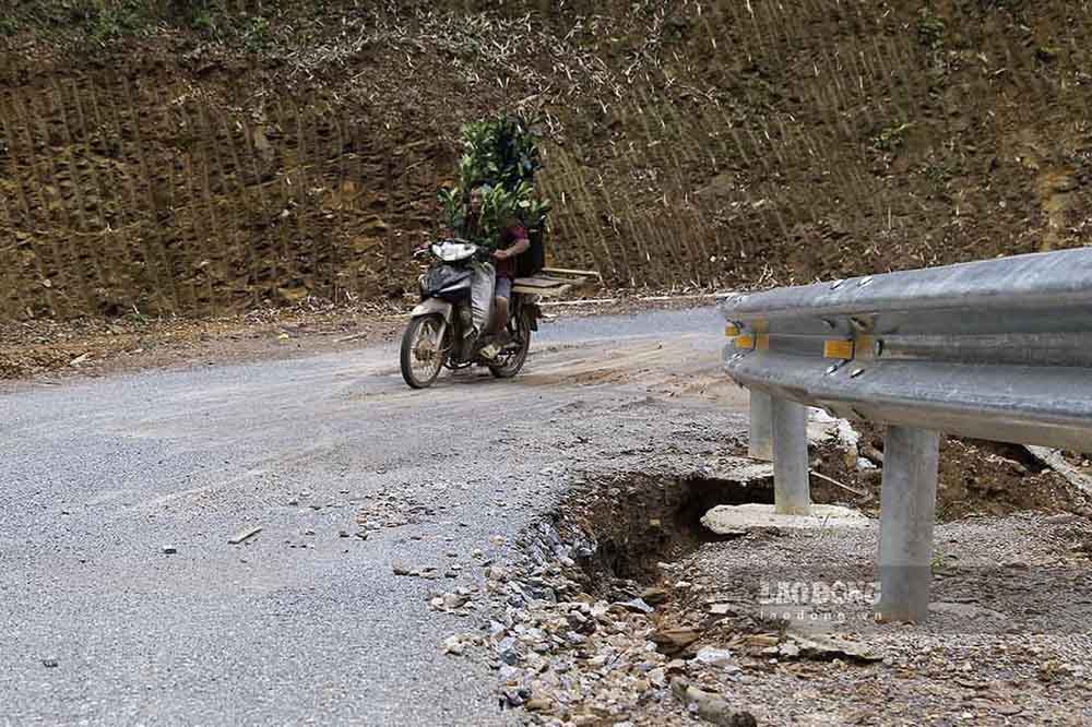 “Qua kiểm tra thực tế, chúng tôi đã nắm được sự việc và đang cho bộ phận chuyên môn rà soát để bổ sung hoàn thiện hồ sơ xử lý kỹ thuật. Dự kiến khoảng ngày 25.7, hồ sơ sẽ được phê duyệt và việc sửa chữa sẽ được triển khai” - ông Hải cho biết thêm.