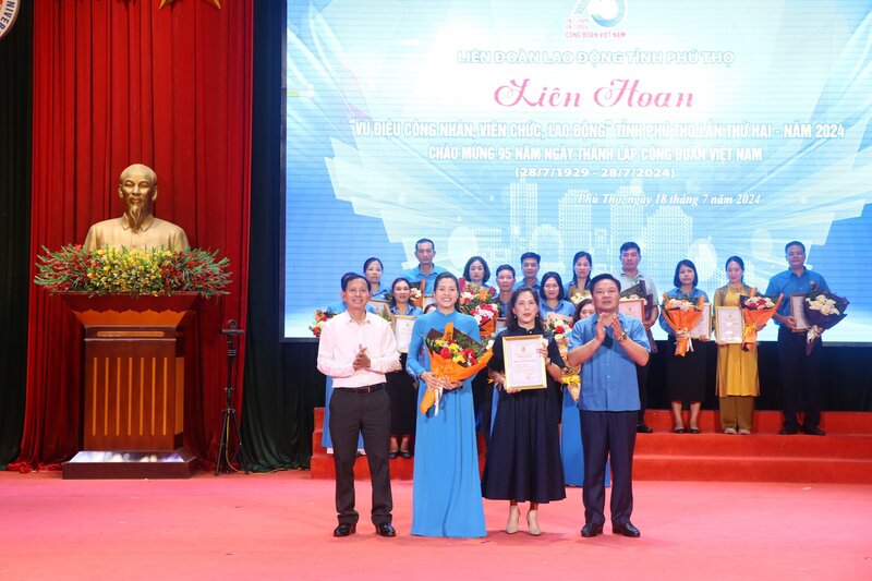 Ban tổ chức trao giải Nhất cho Công đoàn Viên chức tỉnh Phú Thọ. Ảnh: Bùi Trung Hiếu 