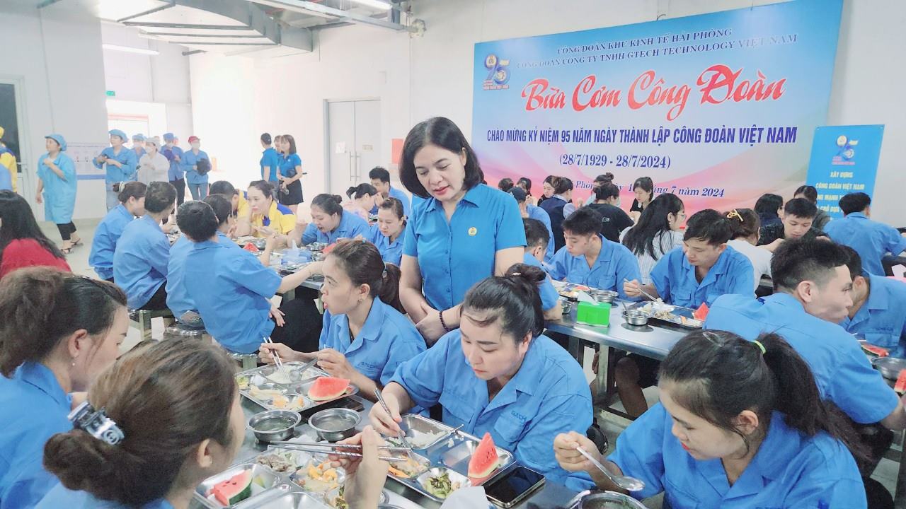 Cũng trong trưa nay, Công ty G-tech ở Khu công nghiệp Đồ Sơn cũng tổ chức bữa cơm công đoàn cho hơn 800 lao động. Bữa cơm công đoàn với trị giá 50.000 đồng, cao gấp đôi bữa ăn ca thường ngày đã mang lại niềm vui, phấn khởi cho người lao động công ty. 