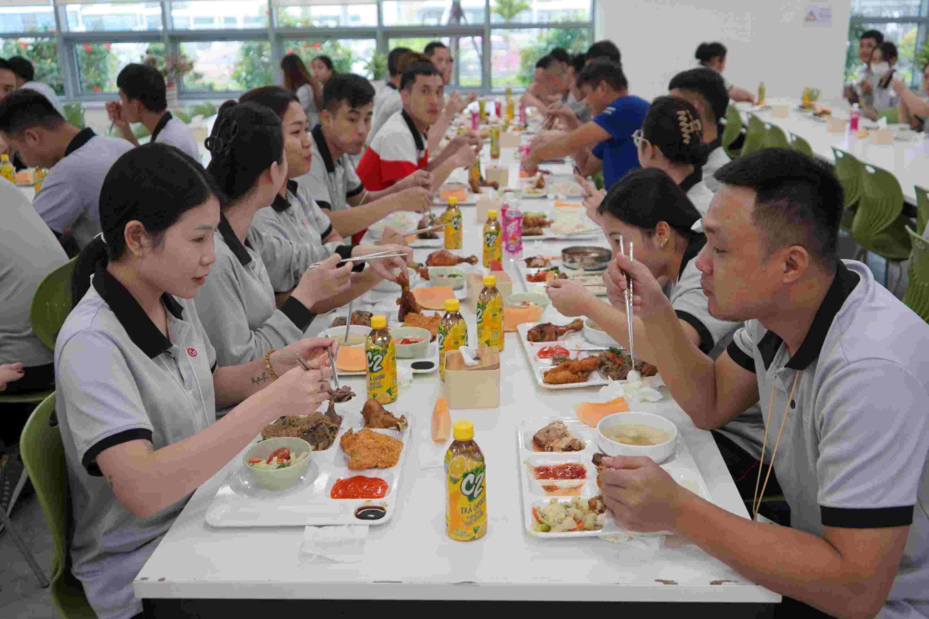 Công nhân Công ty TNHH LG Innotek vui mừng thưởng thức Bữa cơm công đoàn. Ảnh: Mai Dung