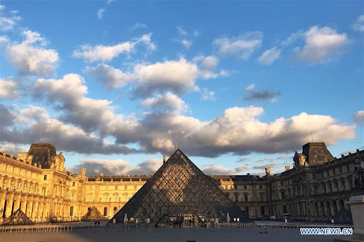 The glass pyramid, placed in the middle of Napoleon's courtyard, makes the museum much more magnificent and magnificent. Photo: Xinhua