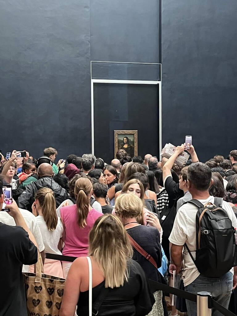 Crowded scene in front of the famous Mona Lisa painting. Photo: NVCC
