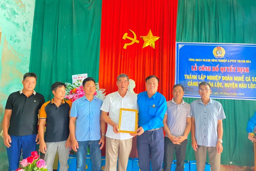 Awarding the Decision to establish the S18 Fisheries Union of Hoa Loc Fishing Port. Photo: Kieu Tuyet