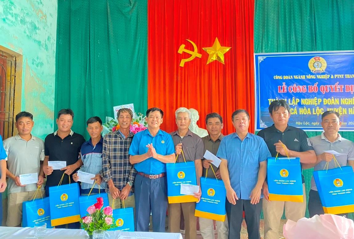 Representatives of Thanh Hoa Provincial Labor Confederation and Thanh Hoa Department of Agriculture presented gifts to Trade Union members  