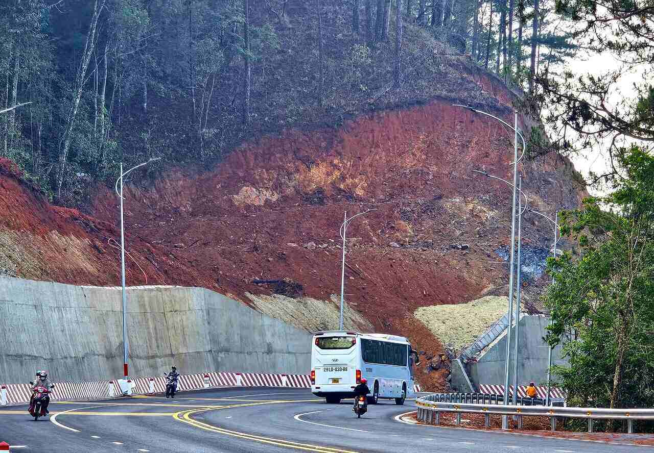 Many road sections have high cliffs that pose a potential risk of landslides on Prenn Pass. Photo: Mai Huong